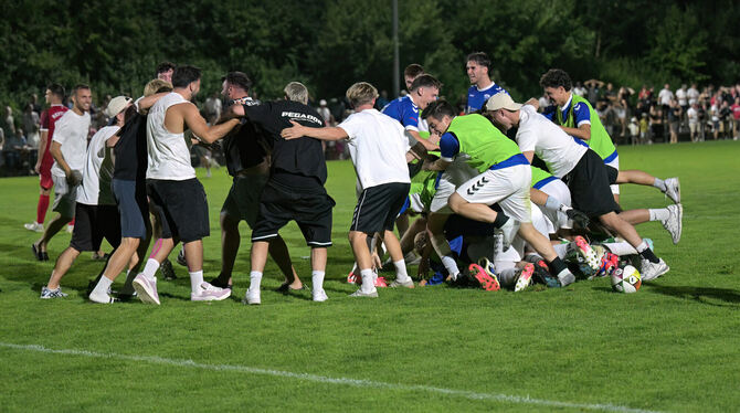 Fussball, Saison 2025/26, Verbandspokal, Wuerttemberg, wfv, wfv-Pokal Jubelstürme beim VfL Pfullingen nach dem Sieg im Elfmeterschießen. Irgendwo unten am Boden: Keeper und Matchwinner Tim Zemmer.