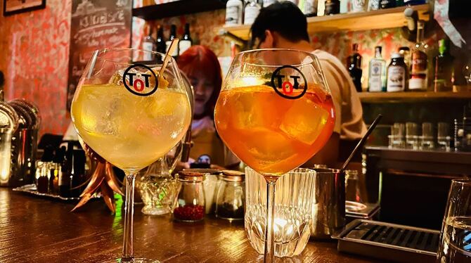 Drinks stehen auf der Theke einer Bar Drinks stehen auf der Theke einer Bar