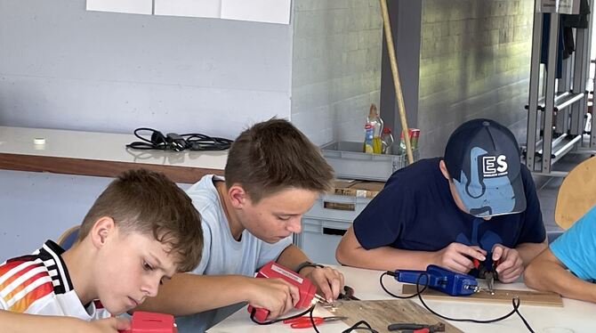 Fleißiges Löten war angesagt, bis die Käferroboter an den Start gehen konnten. Der Roboter von Lenn Schrade wurde Sieger beim So Fleißiges Löten war angesagt, bis die Käferroboter an den Start gehen konnten. Der Roboter von Lenn Schrade wurde Sieger beim So