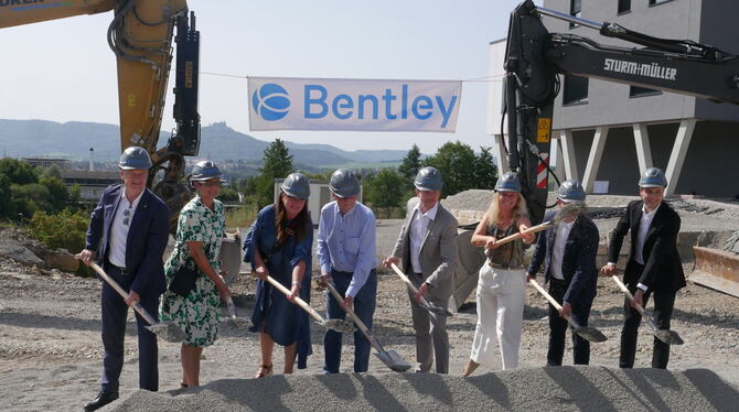 Der Spatenstich mit dem Landrat des Zollernalbkreises Günther-Martin Pauli, Dorothee Müllges, Monika Sunnanväder, Lars Sunnanväd