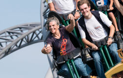 Ursula Dees und ihr Enkel Markus unterwegs auf der »Karacho«.  Die Arme hat die Senioren bei all ihren Fahrten stets in der Luft