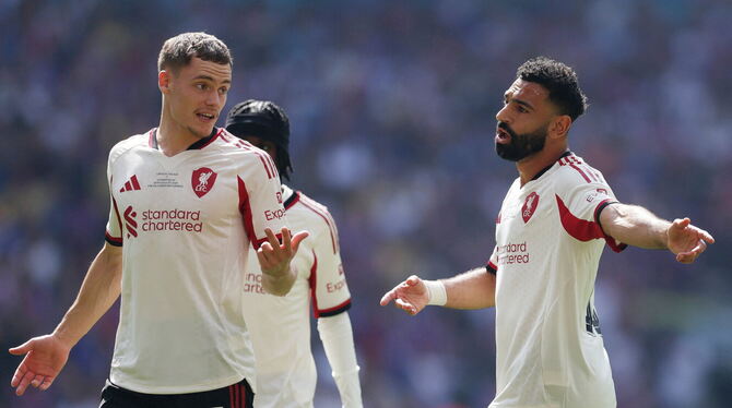 Der 125-Millionen-Euro-Transfer Florian Wirtz (links) diskutiert mit Premier-League-Torschützenkönig Mohamed Salah.