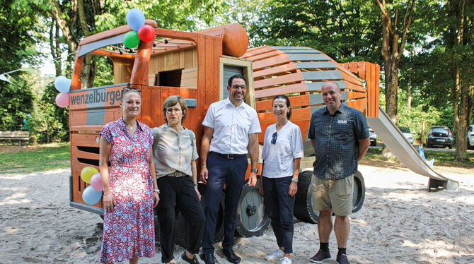 Weihten den hölzernen Betonmischer ein (von links): Sarah Rothacker, Renate Wenzelburger-Rothacker, Bürgermeister Wolfgang Gogel