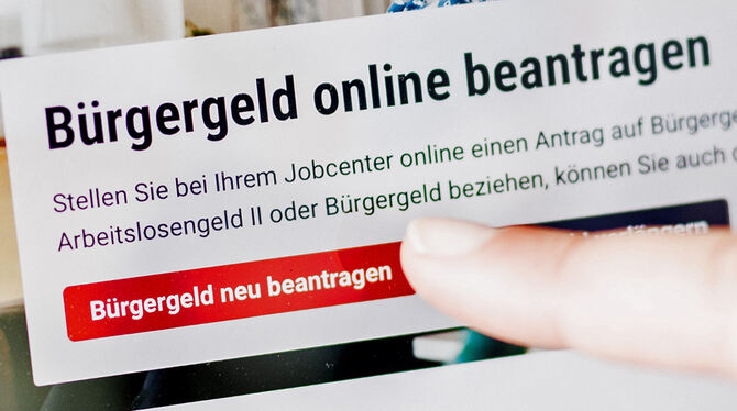 brb, lbn, Soziales, Arbeit Eine Frau tippt auf einem Tablet auf einen Link zum Beantragen des Bürgergeldes. Die Kosten für die Sozialleistung sind auf knap