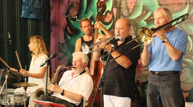 tante friedas jazzkränzchen echaz-hafen foto akr Lässiger Swing zum Sommerabend: Tante Friedas Jazzkränzchen sorgte im Echaz-Hafen für Stimmung.