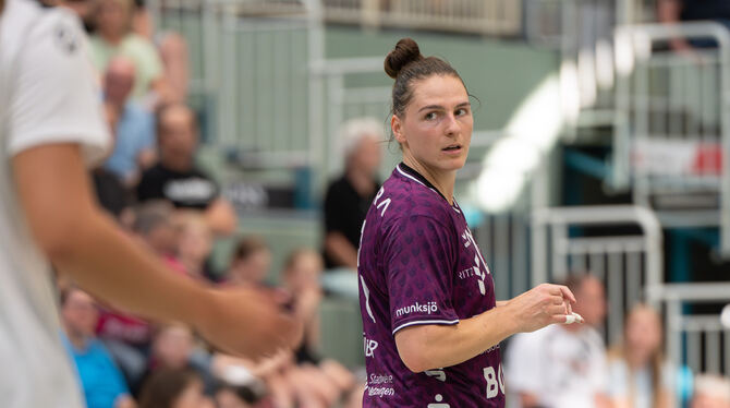 Kreisläuferin Svenja Hübner trägt seit sechs Jahren den TuS-Dress.