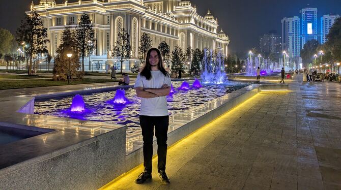 Robin Hagenbach aus Bleichstetten hat neun Monate in Duschanbe verbracht. Hier steht er vor dem neuen, von China finanzierten Pa Robin Hagenbach aus Bleichstetten hat neun Monate in Duschanbe verbracht. Hier steht er vor dem neuen, von China finanzierten Pa