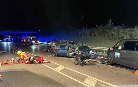 Die Feuerwehr befreite Fahrerin und Beifahrerin aus dem Dacia.  FOTO: 7AKTUELL.DE/HALD