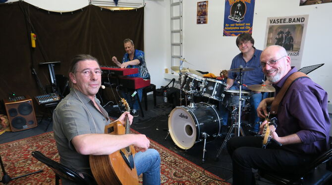 nix wie raus band probenraum neckartenzlingen foto akr Die Band Nix wie rauS im Probenraum in Neckartenzlingen. Links Songschreiber, Sänger und Gitarrist Andreas Rau, daneben Keyboard