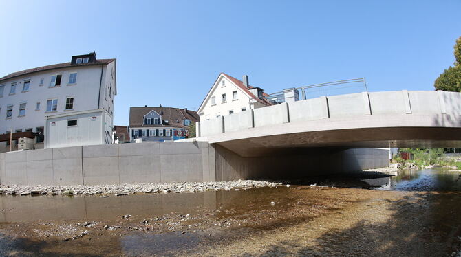 2025-08-14 Brücke Hofmannstrasse Betzingen vor Fertigstellung Es geht voran im Entwicklungskonzept Betzingen: Die Hochwasserschutzwand steht, die neue Brücke Hoffmannstraße ist fast fertig.