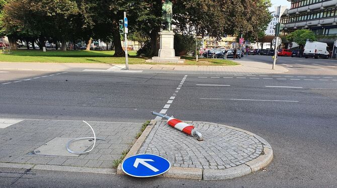 Reutlingen, Verkehrsinsel, Karsltraße, Unfallflucht Das »umgelegte« Verkehrsschild auf der Karlsstraße, Gegenüber der Listpark und der Reutlinger Hauptbahnhof.