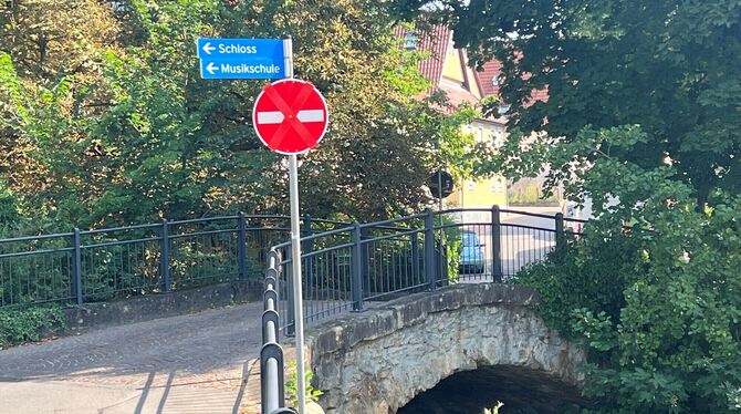 Schlossbrücke, Pfullingen Klein, kurz und schmal: Die uralte Schlossbrücke in Pfullingen ist ab September für motorisierte Fahrzeuge komplett gesperrt.