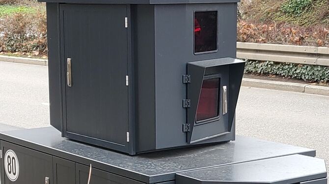 A-0819 Leserfrage Blitzer Offenhausen Für »semistationäre« Geschwindigkeitskontrollen setzt das Landratsamt einen Blitzanhänger ein.