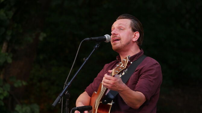 Lagerfeuerabend Sudhaus Johnethen Fuchs Glücklich in Tübingen: Liedermacher Johnethen Fuchs