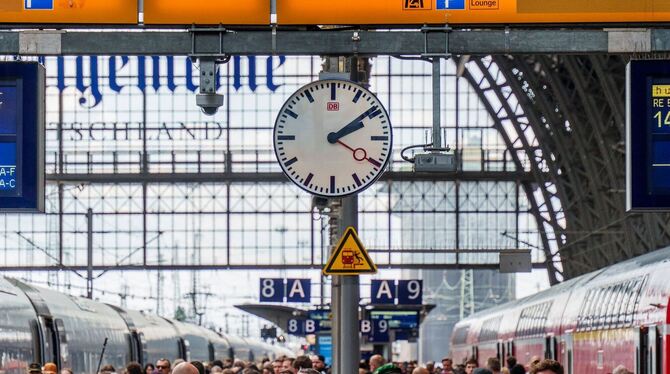 Reisende im Frankfurter Hauptbahnhof Reisende im Frankfurter Hauptbahnhof