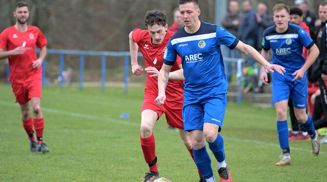 Dieses Duell gibt’s auch diese Saison Thomas Szymanski (blaues Trikot), Torjäger des FC Lichtenstein, contra Julian Heinz vom FC Dieses Duell gibt’s auch diese Saison Thomas Szymanski (blaues Trikot), Torjäger des FC Lichtenstein, contra Julian Heinz vom FC