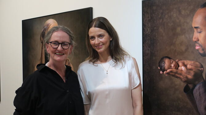 anne geddes eva padberg ausstellung until now neues kunstmuseum tübingen vernissage foto akr Anne Geddes (links) und Eva Padberg vor Fotografien der Künstlerin im Neuen Kunstmuseum Tübingen.