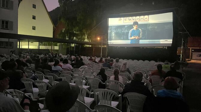 »The life of Chuck«, ein berührender Film zum Schluss der Bad Uracher Open-Air-Kinosaison - auch dort blieben viele Stühle frei.