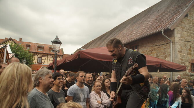 Metallica Tribute Mattia Montin hat eine gewisse Ähnlichkeit mit James Hetfield von Metallica.