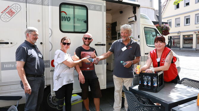 2025-08-14 Med Mobil,AWO,Obdachlosenhilfe,Kurt Gugel Daumen hoch: AWO-Sozialarbeiterin Eva Sutter (rechts), Mediziner Kurt Gugel und Wilfried Müller (links), DRK-Rettungsdienstleit
