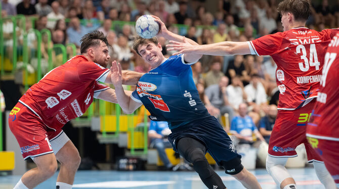 DHB Pokal, VFL Pfullingen, TV Hüttenberg, Vit Reichl, Fynn Hofele, Paul Kompenhaus Der Pfullinger Fynn Hofele (mit Ball) wird von den Hüttenbergern Vit Reichl (links) und Paul Kompenhans attackiert.