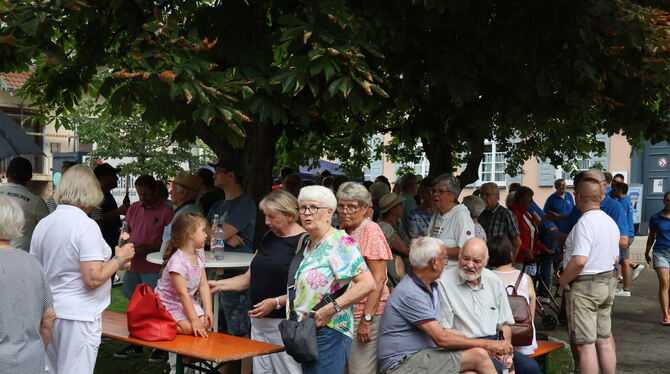 Sommerblasmusik MV Eningen Der Spitalplatz mit Schattenspender und Regenschutz