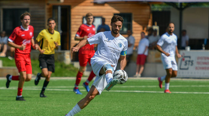 1. Spieltag, 10.08.2025, Fussball, Saison 2024/2025, Verbandsliga Wuerttemberg, Young Boys Reutlingen vs. FC Rottenburg Young-Boys-Kapitän Hakan Aktepe erzielt ein wichtiges Tor.