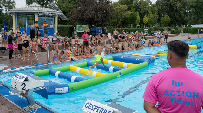 Freibadfest; Reutlingen; Wasserspiele Mut und Geschick waren am Sonntag beim Fest im Reutlinger Freibad nötig, um im und am Wasser zu bestehen. Der Wasserspielspaß