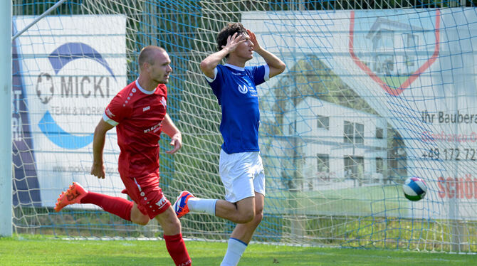 Fussball, LL, Landesliga, Maenner, Saison 2025/26, Staffel 3, Wuerttemberg, wfv Zum Haareraufen: Pfullingens Kenan Dogan (rechts) sorgt mit einem verunglückten Rückpass für den Mühlheimer Treffer von Jonas Ki