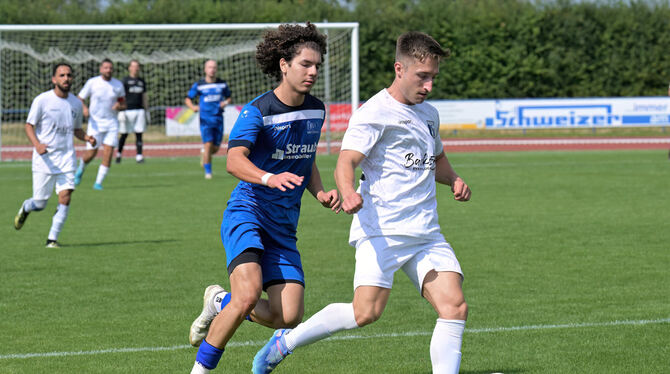 Bezirk Alb, Fussball, KL A2, Kreisliga A2, Maenner, Saison 2025/26, Wuerttemberg, wfv Peter Bachmeier (TSV Betzingen, rechts) und Vincent Kabisch von der TuS Metzingen kämpfen um den Ball.