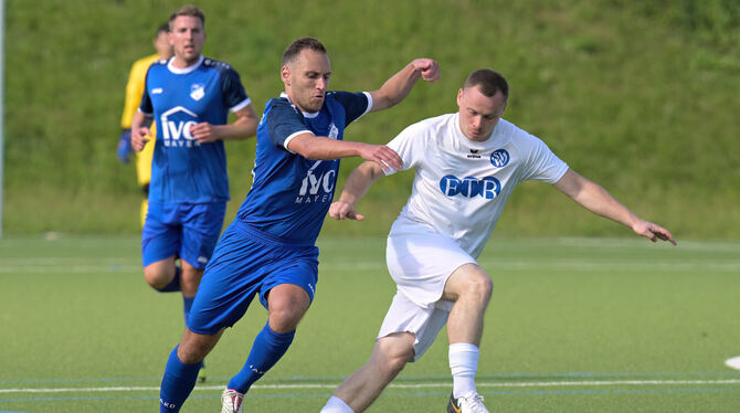 BL, Bezirk Alb, Bezirksliga, Fussball, Maenner, Saison 2025/26, Wuerttemberg, wfv Daniel Saur (blaues Trikot) vom TSV Genkingen attackiert Kai Petruv vom SV Walddorf.