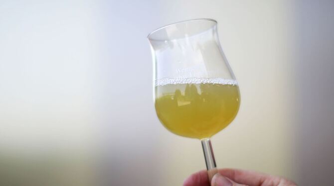 Federweißer in einem Glas. Federweißer in einem Glas.