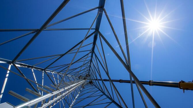 Errichtung des Funkmasts für das 450-MHz-Netz Errichtung des Funkmasts für das 450-MHz-Netz