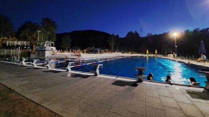 So leer wird es am Samstag sicher nicht sein: Das Schwimmerbecken im Schönbergbad bei nächtlicher Stimmung. FOTO: STADT So leer wird es am Samstag sicher nicht sein: Das Schwimmerbecken im Schönbergbad bei nächtlicher Stimmung. FOTO: STADT