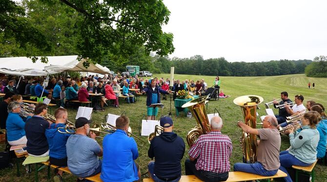 Zum Gottesdienst im Freien auf dem Öschinger Filsenberg spielte der Posaunenchor. FOTO: STRAUB Zum Gottesdienst im Freien auf dem Öschinger Filsenberg spielte der Posaunenchor. FOTO: STRAUB
