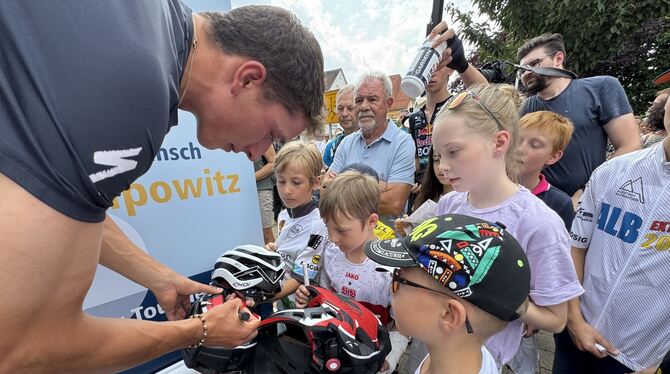 Florian Lipowitz schreibt Autogramme für seine jungen Fans.  FOTO: RUOF