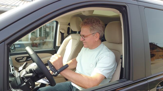 Firmenchef Roland Arnold demonstriert, dass manche seiner Kunden keine Hand frei haben, um den Blinker zu bedienen.