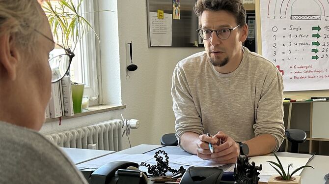 Daniel Spinner(rechts) ist als Schuldnerberater des Reutlinger Diakonieverbands für das Ermstal und die Alb zuständig .