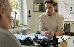 Daniel Spinner(rechts) ist als Schuldnerberater des Reutlinger Diakonieverbands für das Ermstal und die Alb zuständig .