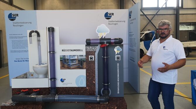 Torsten Müller von der Stadtentwässerung Reutlingen (SER) erklärt das »Rückstaumodell«. Dieses zeigt anschaulich, wie es zu über