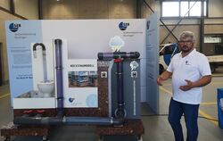 Torsten Müller von der Stadtentwässerung Reutlingen (SER) erklärt das »Rückstaumodell«. Dieses zeigt anschaulich, wie es zu über