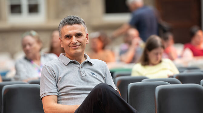 Sommernachtskino; Reutlingen; Hasan Ugur Filmgenuss im Innenhof und unter Bäumen: Kamino-Geschäftsführer Hasan Ugur stellt die Zwischenbilanz des Sommernachtskinos 2025