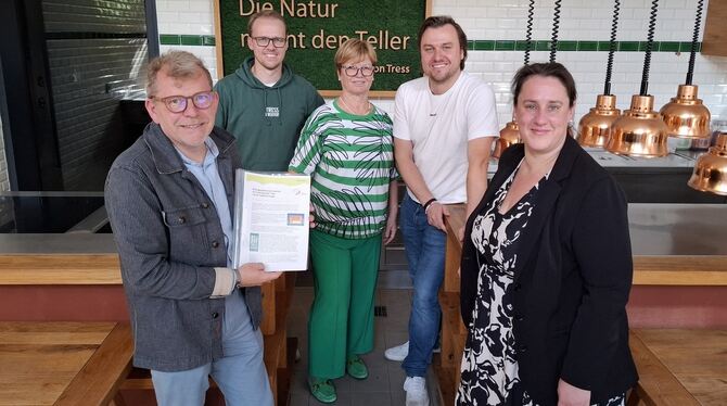 Die Stadt Münsingen und die Firma Tress Brüder haben eine Bildungspartnerschaft unterzeichnet. Bürgermeister Mike Münzing (von l