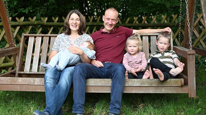 Christoph Pascher entspannt im Garten des Pfarrhauses in der Hauffstraße mit seiner Frau Tabea und ihren drei Kindern.