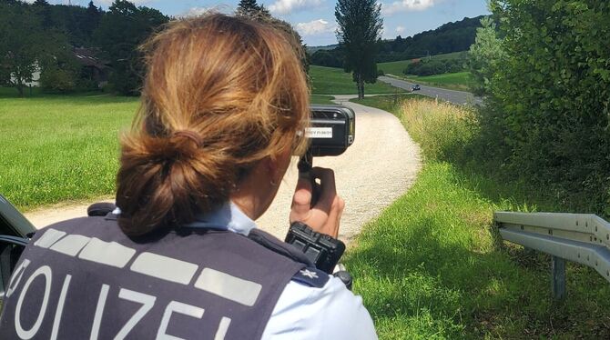 Entlang der Bundesstraße 465 zwischen Münsingen und Seeburg auf Höhe des Seetals wurde mit einer Laserpistole die Geschwindigkei Entlang der Bundesstraße 465 zwischen Münsingen und Seeburg auf Höhe des Seetals wurde mit einer Laserpistole die Geschwindigkei