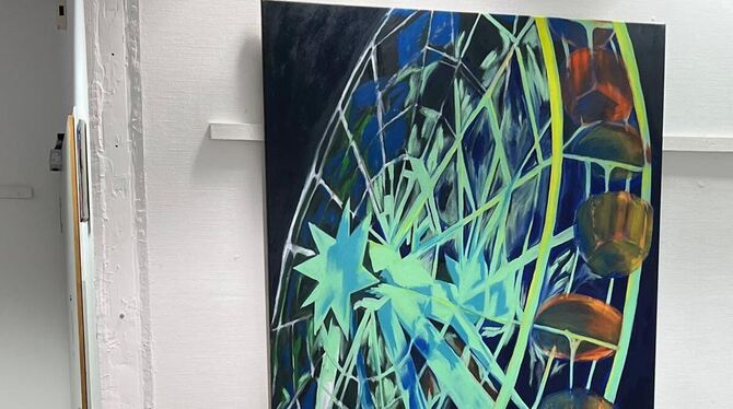 Vernissage-Besucher vor dem Riesenrad-Gemälde von Tessa Baldszus. FOTO: PRIVAT Vernissage-Besucher vor dem Riesenrad-Gemälde von Tessa Baldszus. FOTO: PRIVAT