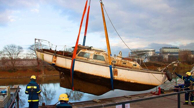Am Haken: Wer bezahlt am Ende die Bergung des gesunkenen Segelboots? FOTO: PRIVAT Am Haken: Wer bezahlt am Ende die Bergung des gesunkenen Segelboots? FOTO: PRIVAT