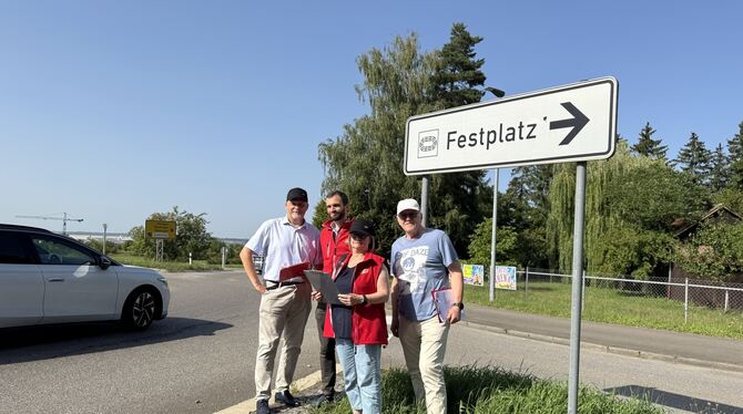 Das ACE-Team bei seiner Blinker-Zählaktion am Otto-Dipper-Stadion: (von links) Gabor Czopf, Sven Hübschen, Rudolf Christian und