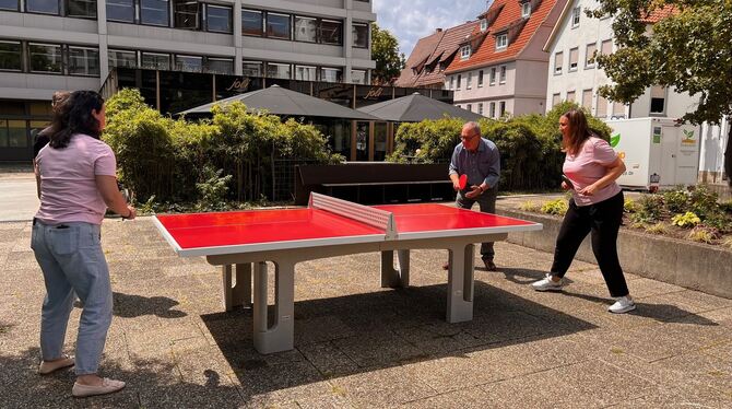 OB Thomas Keck, Mitarbeiter des ZiZ-Teams und der Abteilung Grünflächen und Umwelt haben die Tischtennisplatte hinterm Rathaus e OB Thomas Keck, Mitarbeiter des ZiZ-Teams und der Abteilung Grünflächen und Umwelt haben die Tischtennisplatte hinterm Rathaus e