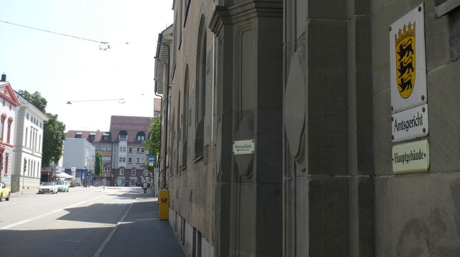 AG Schwerer Bandendiebstahl Das Reutlinger Schöffengericht befasste sich mit einem schweren Bandendiebstahl in den Metzinger Outlets - die Täter kamen mit B